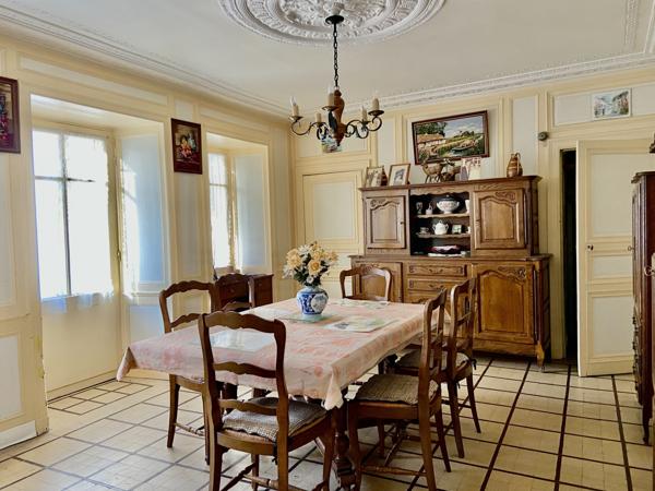 Maison de bourg, 2 ème maison d’habitation et grandes dépendances en pierres