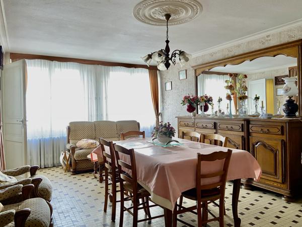 Maison de bourg, 2 ème maison d’habitation et grandes dépendances en pierres