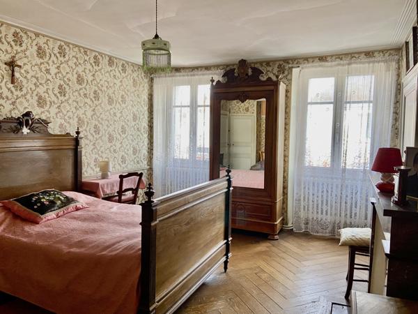 Maison de bourg, 2 ème maison d’habitation et grandes dépendances en pierres