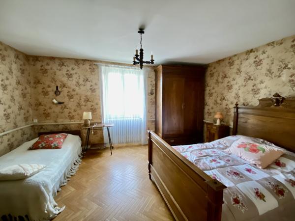 Maison de bourg, 2 ème maison d’habitation et grandes dépendances en pierres