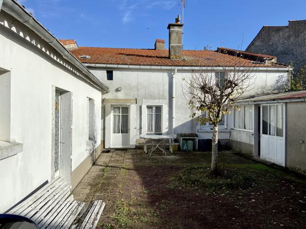 Maison de bourg, 2 ème maison d’habitation et grandes dépendances en pierres