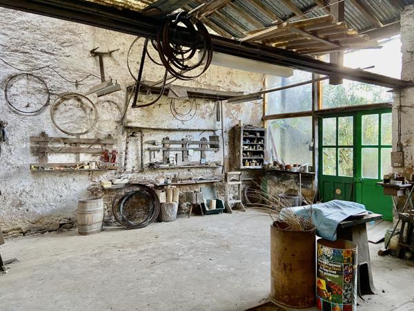 Maison de bourg, 2 ème maison d’habitation et grandes dépendances en pierres