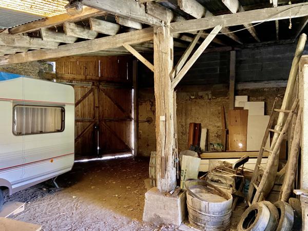 Maison de bourg, 2 ème maison d’habitation et grandes dépendances en pierres