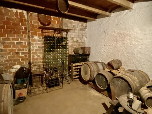 Maison de bourg, 2 ème maison d’habitation et grandes dépendances en pierres