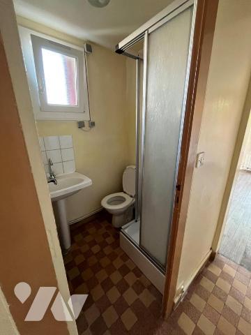Petite maison à rénover sur beau terrain proche Buat