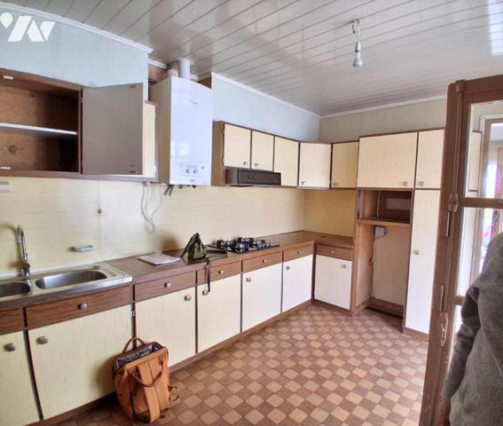 Petite maison à rénover sur beau terrain proche Buat