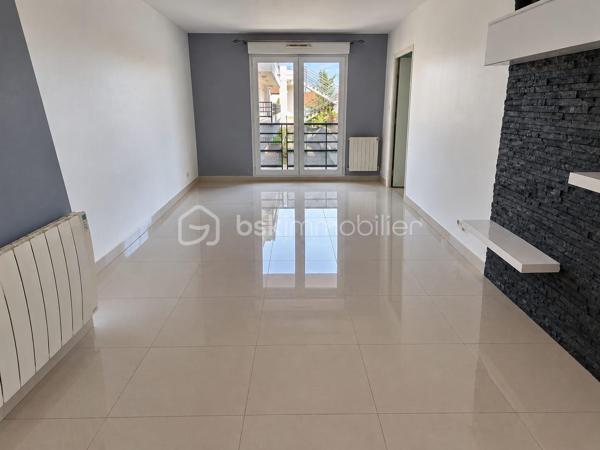 Situé à Vigneux-sur-Seine, au sein d’une résidence agréable et bien entretenue, venez découvrir ce charmant 2 pièces d’environ 43 m², situé au 1er étage avec ascenseur.

Il se compose d’une belle pièce de vie lumineuse ouvrant sur un balcon, d’une cuisine indépendante aménagée et équipée, d’une chambre avec placards intégrés et salle de bains attenante avec coin buanderie, ainsi que d’un WC séparé.

Vous apprécierez son balcon de 4,40 m², idéal pour profiter d’un espace extérieur au calme, ainsi que ses prestations : fenêtres oscillo-battantes en double vitrage PVC, volets roulants, fibre optique et place de stationnement en sous-sol.

Un appartement fonctionnel et agréable à vivre, idéal pour un premier achat ou un investissement locatif, à proximité des commodités et des transports.

Une opportunité à découvrir sans tarder !

***