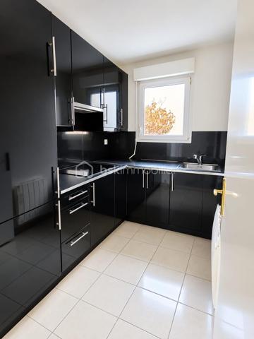 Situé à Vigneux-sur-Seine, au sein d’une résidence agréable et bien entretenue, venez découvrir ce charmant 2 pièces d’environ 43 m², situé au 1er étage avec ascenseur.

Il se compose d’une belle pièce de vie lumineuse ouvrant sur un balcon, d’une cuisine indépendante aménagée et équipée, d’une chambre avec placards intégrés et salle de bains attenante avec coin buanderie, ainsi que d’un WC séparé.

Vous apprécierez son balcon de 4,40 m², idéal pour profiter d’un espace extérieur au calme, ainsi que ses prestations : fenêtres oscillo-battantes en double vitrage PVC, volets roulants, fibre optique et place de stationnement en sous-sol.

Un appartement fonctionnel et agréable à vivre, idéal pour un premier achat ou un investissement locatif, à proximité des commodités et des transports.

Une opportunité à découvrir sans tarder !

***