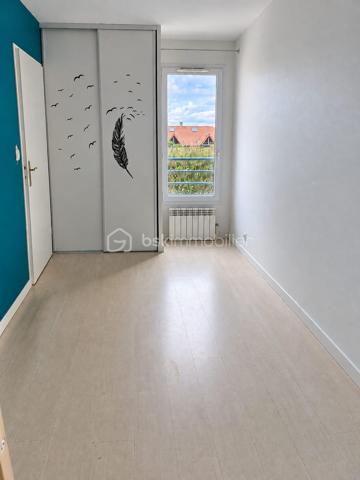 Situé à Vigneux-sur-Seine, au sein d’une résidence agréable et bien entretenue, venez découvrir ce charmant 2 pièces d’environ 43 m², situé au 1er étage avec ascenseur.

Il se compose d’une belle pièce de vie lumineuse ouvrant sur un balcon, d’une cuisine indépendante aménagée et équipée, d’une chambre avec placards intégrés et salle de bains attenante avec coin buanderie, ainsi que d’un WC séparé.

Vous apprécierez son balcon de 4,40 m², idéal pour profiter d’un espace extérieur au calme, ainsi que ses prestations : fenêtres oscillo-battantes en double vitrage PVC, volets roulants, fibre optique et place de stationnement en sous-sol.

Un appartement fonctionnel et agréable à vivre, idéal pour un premier achat ou un investissement locatif, à proximité des commodités et des transports.

Une opportunité à découvrir sans tarder !

***