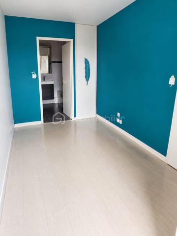 Situé à Vigneux-sur-Seine, au sein d’une résidence agréable et bien entretenue, venez découvrir ce charmant 2 pièces d’environ 43 m², situé au 1er étage avec ascenseur.

Il se compose d’une belle pièce de vie lumineuse ouvrant sur un balcon, d’une cuisine indépendante aménagée et équipée, d’une chambre avec placards intégrés et salle de bains attenante avec coin buanderie, ainsi que d’un WC séparé.

Vous apprécierez son balcon de 4,40 m², idéal pour profiter d’un espace extérieur au calme, ainsi que ses prestations : fenêtres oscillo-battantes en double vitrage PVC, volets roulants, fibre optique et place de stationnement en sous-sol.

Un appartement fonctionnel et agréable à vivre, idéal pour un premier achat ou un investissement locatif, à proximité des commodités et des transports.

Une opportunité à découvrir sans tarder !

***