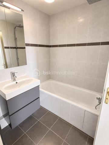 Situé à Vigneux-sur-Seine, au sein d’une résidence agréable et bien entretenue, venez découvrir ce charmant 2 pièces d’environ 43 m², situé au 1er étage avec ascenseur.

Il se compose d’une belle pièce de vie lumineuse ouvrant sur un balcon, d’une cuisine indépendante aménagée et équipée, d’une chambre avec placards intégrés et salle de bains attenante avec coin buanderie, ainsi que d’un WC séparé.

Vous apprécierez son balcon de 4,40 m², idéal pour profiter d’un espace extérieur au calme, ainsi que ses prestations : fenêtres oscillo-battantes en double vitrage PVC, volets roulants, fibre optique et place de stationnement en sous-sol.

Un appartement fonctionnel et agréable à vivre, idéal pour un premier achat ou un investissement locatif, à proximité des commodités et des transports.

Une opportunité à découvrir sans tarder !

***
