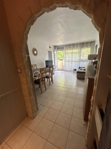 À Yerres, découvrez ce F4 en très bon état, lumineux et fonctionnel, idéal pour une famille à la recherche d’un appartement offrant de beaux volumes et un cadre de vie agréable.

L’appartement bénéficie d’une entrée indépendante, de dégagements bien pensés avec de nombreux rangements, particulièrement appréciables au quotidien.
La pièce de vie propose un double séjour confortable, permettant d’aménager un espace salon et salle à manger. Une jolie arche en pierre apporte une touche de caractère à l’ensemble.
La cuisine indépendante, aménagée et équipée, très lumineuse, s’ouvre directement sur un balcon filant et profite d’une vue dégagée.
L’espace nuit comprend 3 chambres de beaux volumes ainsi qu’une salle de bains spacieuse et confortable.
La résidence est arborée et entretenue, avec des places de stationnement libres disponibles au pied de l’immeuble.

 UN ENVIRONNEMENT PARTICULIÈREMENT ADAPTÉ AUX FAMILLES

Situé à environ 10 minutes du centre-ville et de la gare, le bien profite de l’ensemble des commodités de Yerres : écoles, équipements sportifs, gymnases, piscine, centre culturel, commerces et services.
La commune est également appréciée pour ses espaces verts et les bords de l’Yerres, offrant de nombreux parcours de promenade et espaces de détente.
Un environnement agréable pour une vie familiale, tout en restant proche de Paris :
 Environ 25 min de Paris en voiture
 Environ 40 min en RER

 VENTE INTERACTIVE – PRIX D’APPEL 175 000 €

Paliers de 3 000 €

Un F4 complet et familial réunissant emplacement, volumes, luminosité, extérieur et qualité de vie.
À visiter rapidement.