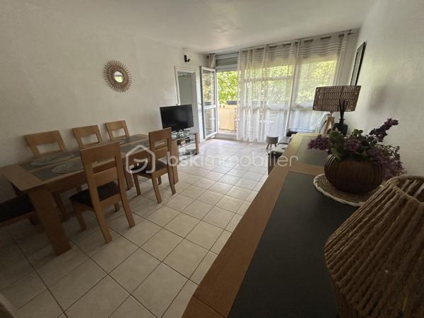 À Yerres, découvrez ce F4 en très bon état, lumineux et fonctionnel, idéal pour une famille à la recherche d’un appartement offrant de beaux volumes et un cadre de vie agréable.

L’appartement bénéficie d’une entrée indépendante, de dégagements bien pensés avec de nombreux rangements, particulièrement appréciables au quotidien.
La pièce de vie propose un double séjour confortable, permettant d’aménager un espace salon et salle à manger. Une jolie arche en pierre apporte une touche de caractère à l’ensemble.
La cuisine indépendante, aménagée et équipée, très lumineuse, s’ouvre directement sur un balcon filant et profite d’une vue dégagée.
L’espace nuit comprend 3 chambres de beaux volumes ainsi qu’une salle de bains spacieuse et confortable.
La résidence est arborée et entretenue, avec des places de stationnement libres disponibles au pied de l’immeuble.

 UN ENVIRONNEMENT PARTICULIÈREMENT ADAPTÉ AUX FAMILLES

Situé à environ 10 minutes du centre-ville et de la gare, le bien profite de l’ensemble des commodités de Yerres : écoles, équipements sportifs, gymnases, piscine, centre culturel, commerces et services.
La commune est également appréciée pour ses espaces verts et les bords de l’Yerres, offrant de nombreux parcours de promenade et espaces de détente.
Un environnement agréable pour une vie familiale, tout en restant proche de Paris :
 Environ 25 min de Paris en voiture
 Environ 40 min en RER

 VENTE INTERACTIVE – PRIX D’APPEL 175 000 €

Paliers de 3 000 €

Un F4 complet et familial réunissant emplacement, volumes, luminosité, extérieur et qualité de vie.
À visiter rapidement.
