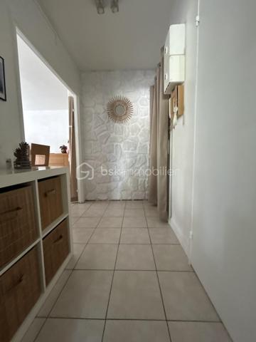 À Yerres, découvrez ce F4 en très bon état, lumineux et fonctionnel, idéal pour une famille à la recherche d’un appartement offrant de beaux volumes et un cadre de vie agréable.

L’appartement bénéficie d’une entrée indépendante, de dégagements bien pensés avec de nombreux rangements, particulièrement appréciables au quotidien.
La pièce de vie propose un double séjour confortable, permettant d’aménager un espace salon et salle à manger. Une jolie arche en pierre apporte une touche de caractère à l’ensemble.
La cuisine indépendante, aménagée et équipée, très lumineuse, s’ouvre directement sur un balcon filant et profite d’une vue dégagée.
L’espace nuit comprend 3 chambres de beaux volumes ainsi qu’une salle de bains spacieuse et confortable.
La résidence est arborée et entretenue, avec des places de stationnement libres disponibles au pied de l’immeuble.

 UN ENVIRONNEMENT PARTICULIÈREMENT ADAPTÉ AUX FAMILLES

Situé à environ 10 minutes du centre-ville et de la gare, le bien profite de l’ensemble des commodités de Yerres : écoles, équipements sportifs, gymnases, piscine, centre culturel, commerces et services.
La commune est également appréciée pour ses espaces verts et les bords de l’Yerres, offrant de nombreux parcours de promenade et espaces de détente.
Un environnement agréable pour une vie familiale, tout en restant proche de Paris :
 Environ 25 min de Paris en voiture
 Environ 40 min en RER

 VENTE INTERACTIVE – PRIX D’APPEL 175 000 €

Paliers de 3 000 €

Un F4 complet et familial réunissant emplacement, volumes, luminosité, extérieur et qualité de vie.
À visiter rapidement.