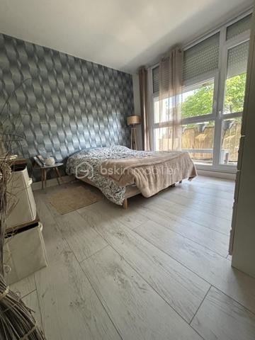 À Yerres, découvrez ce F4 en très bon état, lumineux et fonctionnel, idéal pour une famille à la recherche d’un appartement offrant de beaux volumes et un cadre de vie agréable.

L’appartement bénéficie d’une entrée indépendante, de dégagements bien pensés avec de nombreux rangements, particulièrement appréciables au quotidien.
La pièce de vie propose un double séjour confortable, permettant d’aménager un espace salon et salle à manger. Une jolie arche en pierre apporte une touche de caractère à l’ensemble.
La cuisine indépendante, aménagée et équipée, très lumineuse, s’ouvre directement sur un balcon filant et profite d’une vue dégagée.
L’espace nuit comprend 3 chambres de beaux volumes ainsi qu’une salle de bains spacieuse et confortable.
La résidence est arborée et entretenue, avec des places de stationnement libres disponibles au pied de l’immeuble.

 UN ENVIRONNEMENT PARTICULIÈREMENT ADAPTÉ AUX FAMILLES

Situé à environ 10 minutes du centre-ville et de la gare, le bien profite de l’ensemble des commodités de Yerres : écoles, équipements sportifs, gymnases, piscine, centre culturel, commerces et services.
La commune est également appréciée pour ses espaces verts et les bords de l’Yerres, offrant de nombreux parcours de promenade et espaces de détente.
Un environnement agréable pour une vie familiale, tout en restant proche de Paris :
 Environ 25 min de Paris en voiture
 Environ 40 min en RER

 VENTE INTERACTIVE – PRIX D’APPEL 175 000 €

Paliers de 3 000 €

Un F4 complet et familial réunissant emplacement, volumes, luminosité, extérieur et qualité de vie.
À visiter rapidement.