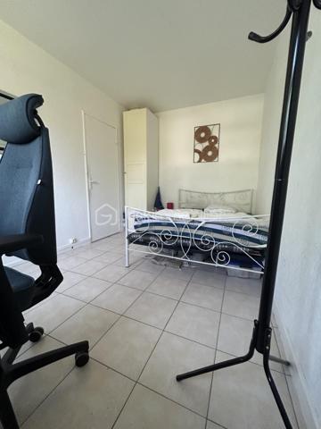 À Yerres, découvrez ce F4 en très bon état, lumineux et fonctionnel, idéal pour une famille à la recherche d’un appartement offrant de beaux volumes et un cadre de vie agréable.

L’appartement bénéficie d’une entrée indépendante, de dégagements bien pensés avec de nombreux rangements, particulièrement appréciables au quotidien.
La pièce de vie propose un double séjour confortable, permettant d’aménager un espace salon et salle à manger. Une jolie arche en pierre apporte une touche de caractère à l’ensemble.
La cuisine indépendante, aménagée et équipée, très lumineuse, s’ouvre directement sur un balcon filant et profite d’une vue dégagée.
L’espace nuit comprend 3 chambres de beaux volumes ainsi qu’une salle de bains spacieuse et confortable.
La résidence est arborée et entretenue, avec des places de stationnement libres disponibles au pied de l’immeuble.

 UN ENVIRONNEMENT PARTICULIÈREMENT ADAPTÉ AUX FAMILLES

Situé à environ 10 minutes du centre-ville et de la gare, le bien profite de l’ensemble des commodités de Yerres : écoles, équipements sportifs, gymnases, piscine, centre culturel, commerces et services.
La commune est également appréciée pour ses espaces verts et les bords de l’Yerres, offrant de nombreux parcours de promenade et espaces de détente.
Un environnement agréable pour une vie familiale, tout en restant proche de Paris :
 Environ 25 min de Paris en voiture
 Environ 40 min en RER

 VENTE INTERACTIVE – PRIX D’APPEL 175 000 €

Paliers de 3 000 €

Un F4 complet et familial réunissant emplacement, volumes, luminosité, extérieur et qualité de vie.
À visiter rapidement.