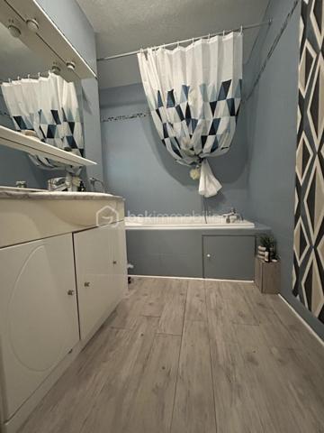 À Yerres, découvrez ce F4 en très bon état, lumineux et fonctionnel, idéal pour une famille à la recherche d’un appartement offrant de beaux volumes et un cadre de vie agréable.

L’appartement bénéficie d’une entrée indépendante, de dégagements bien pensés avec de nombreux rangements, particulièrement appréciables au quotidien.
La pièce de vie propose un double séjour confortable, permettant d’aménager un espace salon et salle à manger. Une jolie arche en pierre apporte une touche de caractère à l’ensemble.
La cuisine indépendante, aménagée et équipée, très lumineuse, s’ouvre directement sur un balcon filant et profite d’une vue dégagée.
L’espace nuit comprend 3 chambres de beaux volumes ainsi qu’une salle de bains spacieuse et confortable.
La résidence est arborée et entretenue, avec des places de stationnement libres disponibles au pied de l’immeuble.

 UN ENVIRONNEMENT PARTICULIÈREMENT ADAPTÉ AUX FAMILLES

Situé à environ 10 minutes du centre-ville et de la gare, le bien profite de l’ensemble des commodités de Yerres : écoles, équipements sportifs, gymnases, piscine, centre culturel, commerces et services.
La commune est également appréciée pour ses espaces verts et les bords de l’Yerres, offrant de nombreux parcours de promenade et espaces de détente.
Un environnement agréable pour une vie familiale, tout en restant proche de Paris :
 Environ 25 min de Paris en voiture
 Environ 40 min en RER

 VENTE INTERACTIVE – PRIX D’APPEL 175 000 €

Paliers de 3 000 €

Un F4 complet et familial réunissant emplacement, volumes, luminosité, extérieur et qualité de vie.
À visiter rapidement.