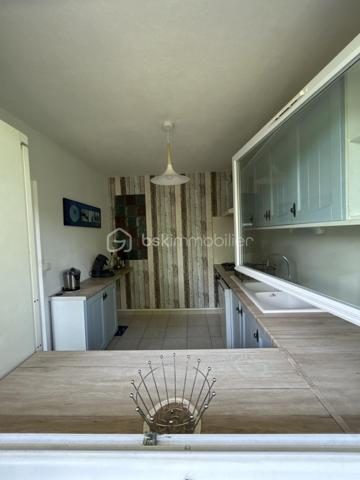 À Yerres, découvrez ce F4 en très bon état, lumineux et fonctionnel, idéal pour une famille à la recherche d’un appartement offrant de beaux volumes et un cadre de vie agréable.

L’appartement bénéficie d’une entrée indépendante, de dégagements bien pensés avec de nombreux rangements, particulièrement appréciables au quotidien.
La pièce de vie propose un double séjour confortable, permettant d’aménager un espace salon et salle à manger. Une jolie arche en pierre apporte une touche de caractère à l’ensemble.
La cuisine indépendante, aménagée et équipée, très lumineuse, s’ouvre directement sur un balcon filant et profite d’une vue dégagée.
L’espace nuit comprend 3 chambres de beaux volumes ainsi qu’une salle de bains spacieuse et confortable.
La résidence est arborée et entretenue, avec des places de stationnement libres disponibles au pied de l’immeuble.

 UN ENVIRONNEMENT PARTICULIÈREMENT ADAPTÉ AUX FAMILLES

Situé à environ 10 minutes du centre-ville et de la gare, le bien profite de l’ensemble des commodités de Yerres : écoles, équipements sportifs, gymnases, piscine, centre culturel, commerces et services.
La commune est également appréciée pour ses espaces verts et les bords de l’Yerres, offrant de nombreux parcours de promenade et espaces de détente.
Un environnement agréable pour une vie familiale, tout en restant proche de Paris :
 Environ 25 min de Paris en voiture
 Environ 40 min en RER

 VENTE INTERACTIVE – PRIX D’APPEL 175 000 €

Paliers de 3 000 €

Un F4 complet et familial réunissant emplacement, volumes, luminosité, extérieur et qualité de vie.
À visiter rapidement.