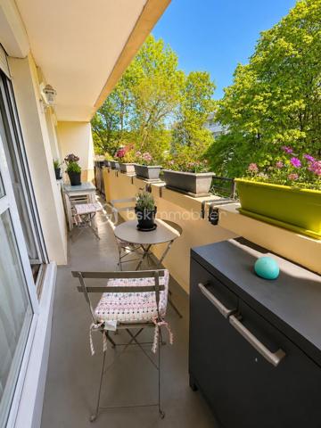 À Yerres, découvrez ce F4 en très bon état, lumineux et fonctionnel, idéal pour une famille à la recherche d’un appartement offrant de beaux volumes et un cadre de vie agréable.

L’appartement bénéficie d’une entrée indépendante, de dégagements bien pensés avec de nombreux rangements, particulièrement appréciables au quotidien.
La pièce de vie propose un double séjour confortable, permettant d’aménager un espace salon et salle à manger. Une jolie arche en pierre apporte une touche de caractère à l’ensemble.
La cuisine indépendante, aménagée et équipée, très lumineuse, s’ouvre directement sur un balcon filant et profite d’une vue dégagée.
L’espace nuit comprend 3 chambres de beaux volumes ainsi qu’une salle de bains spacieuse et confortable.
La résidence est arborée et entretenue, avec des places de stationnement libres disponibles au pied de l’immeuble.

 UN ENVIRONNEMENT PARTICULIÈREMENT ADAPTÉ AUX FAMILLES

Situé à environ 10 minutes du centre-ville et de la gare, le bien profite de l’ensemble des commodités de Yerres : écoles, équipements sportifs, gymnases, piscine, centre culturel, commerces et services.
La commune est également appréciée pour ses espaces verts et les bords de l’Yerres, offrant de nombreux parcours de promenade et espaces de détente.
Un environnement agréable pour une vie familiale, tout en restant proche de Paris :
 Environ 25 min de Paris en voiture
 Environ 40 min en RER

 VENTE INTERACTIVE – PRIX D’APPEL 175 000 €

Paliers de 3 000 €

Un F4 complet et familial réunissant emplacement, volumes, luminosité, extérieur et qualité de vie.
À visiter rapidement.