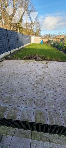 CENTRE VILLE,
Maison mitoyenne, en TBE, avec jardinet comprenant : Entrée,  salon - séjour, cu...