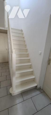 CENTRE VILLE,
Maison mitoyenne, en TBE, avec jardinet comprenant : Entrée,  salon - séjour, cu...