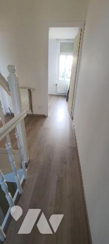 CENTRE VILLE,
Maison mitoyenne, en TBE, avec jardinet comprenant : Entrée,  salon - séjour, cu...