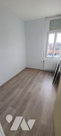 CENTRE VILLE,
Maison mitoyenne, en TBE, avec jardinet comprenant : Entrée,  salon - séjour, cu...