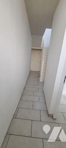 CENTRE VILLE,
Maison mitoyenne, en TBE, avec jardinet comprenant : Entrée,  salon - séjour, cu...