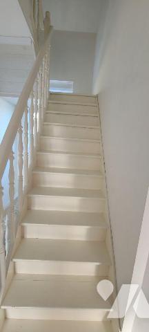 CENTRE VILLE,
Maison mitoyenne, en TBE, avec jardinet comprenant : Entrée,  salon - séjour, cu...