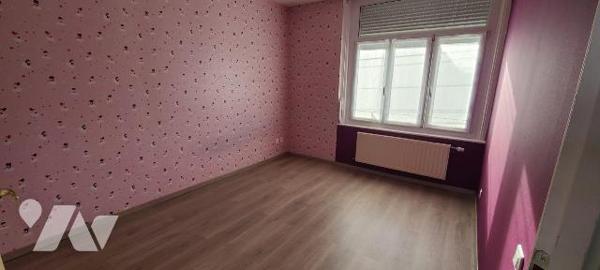 CENTRE VILLE,
Maison mitoyenne, en TBE, avec jardinet comprenant : Entrée,  salon - séjour, cu...