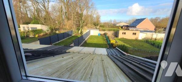 CENTRE VILLE,
Maison mitoyenne, en TBE, avec jardinet comprenant : Entrée,  salon - séjour, cu...