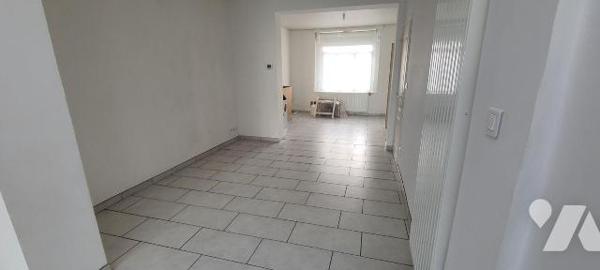 CENTRE VILLE,
Maison mitoyenne, en TBE, avec jardinet comprenant : Entrée,  salon - séjour, cu...