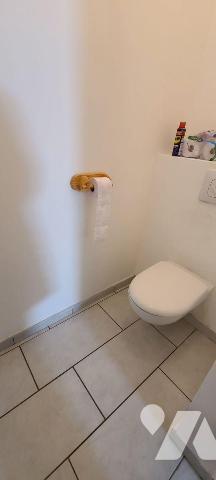 CENTRE VILLE,
Maison mitoyenne, en TBE, avec jardinet comprenant : Entrée,  salon - séjour, cu...