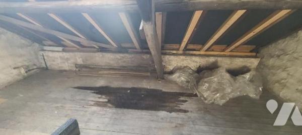 CENTRE VILLE,
Maison mitoyenne, en TBE, avec jardinet comprenant : Entrée,  salon - séjour, cu...