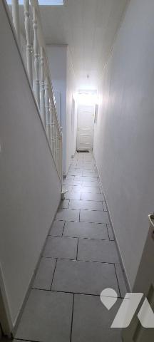 CENTRE VILLE,
Maison mitoyenne, en TBE, avec jardinet comprenant : Entrée,  salon - séjour, cu...