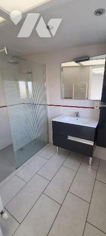 CENTRE VILLE,
Maison mitoyenne, en TBE, avec jardinet comprenant : Entrée,  salon - séjour, cu...