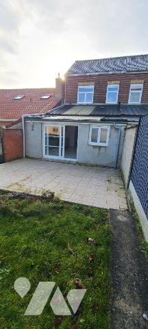 CENTRE VILLE,
Maison mitoyenne, en TBE, avec jardinet comprenant : Entrée,  salon - séjour, cu...