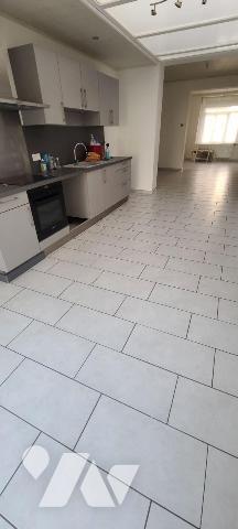 CENTRE VILLE,
Maison mitoyenne, en TBE, avec jardinet comprenant : Entrée,  salon - séjour, cu...