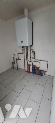 CENTRE VILLE,
Maison mitoyenne, en TBE, avec jardinet comprenant : Entrée,  salon - séjour, cu...