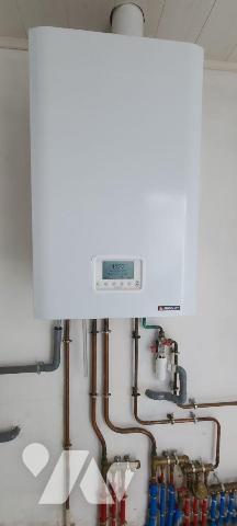 CENTRE VILLE,
Maison mitoyenne, en TBE, avec jardinet comprenant : Entrée,  salon - séjour, cu...