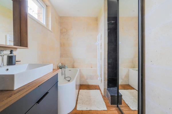 ANICHE - MAISON DE MAÎTRE DE 240 M² AVEC PISCINE, SPA & SAUNA