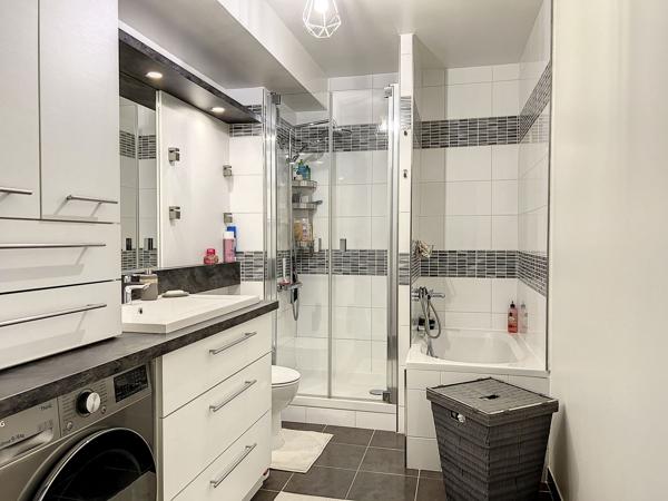 Vente
                Appartement71,98 m² - 3 Pièces -
                    CHESSY (77700)