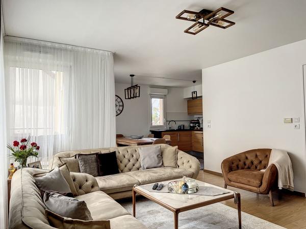 Vente
                Appartement71,98 m² - 3 Pièces -
                    CHESSY (77700)