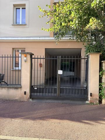 Parking
        
        - 11 m² Exclusivité 25 000 € *