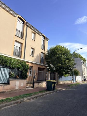Parking
        
        - 11 m² Exclusivité 25 000 € *