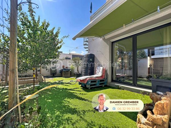 Vous recherchez une maison récente, lumineuse et peu énergivore, à proximité des commodités de Castelnau-le-Lez ? Découvrez cette villa contemporaine construite en 2018, offrant 117 m² habitables répartis sur deux niveaux.

Au rez-de-chaussée, l’entrée dessert une agréable pièce de vie de près de 39 m², baignée de lumière grâce à ses larges ouvertures sur le jardin. Le salon-séjour se prolonge par une cuisine ouverte avec bar, créant un espace convivial et fonctionnel. Ce niveau accueille également une chambre, une salle d’eau et des WC.

À l’étage, vous trouverez trois chambres confortables, deux salles d'eau supplémentaires, dont une spacieuse suite parentale de 17 m² ouvrant sur une terrasse privative.

À l’extérieur, le jardin facile d’entretien permet de profiter pleinement des beaux jours, tandis qu’un espace couvert facilite le stationnement des véhicules. Une cave de plus de 15 m² apporte un espace de rangement appréciable.

La maison bénéficie de prestations modernes pensées pour le confort quotidien et la maîtrise des consommations : classe énergétique A, climatisation réversible et panneaux photovoltaïques en autoconsommation.

Elle est facilement divisible en plusieurs espaces distincts et autonomes, que ce soit pour un projet familial, locatif ou pour exercer une activité libérale au rez-de-chaussée.

Commerces, établissements scolaires, tramway et principaux axes de circulation sont rapidement accessibles.

Les atouts :

  • Construction récente de 2018
  • DPE classé A
  • Belle pièce de vie lumineuse
  • Quatre chambres, dont une au rez-de-chaussée et une suite avec terrasse
  • Trois salles d’eau, trois WC au total, dont un séparé au rez-de-chaussée
  • Jardin et terrasse à l’étage
  • Climatisation réversible
  • Panneaux photovoltaïques
  • Cave de plus de 15 m²
  • Stationnement couvert 2 places

En bonus : logement vendu entièrement meublé et équipé, on pose ses valises ! 

Une maison familiale moderne avec une seule mitoyenneté, confortable et peu énergivore, prête à accueillir ses nouveaux propriétaires.

Chers consœurs et confrères : je suis ouvert au partage, n’hésitez pas ;)

⸻

📞 Intéressé(e) ?

🎥 Accédez à la Visite virtuelle 360° depuis l'annonce pour une découverte immersive en toute autonomie.
Contactez Damien GREMBER – BSK Immobilier pour tout renseignement ou pour une visite sur place.