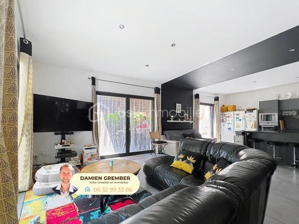 Vous recherchez une maison récente, lumineuse et peu énergivore, à proximité des commodités de Castelnau-le-Lez ? Découvrez cette villa contemporaine construite en 2018, offrant 117 m² habitables répartis sur deux niveaux.

Au rez-de-chaussée, l’entrée dessert une agréable pièce de vie de près de 39 m², baignée de lumière grâce à ses larges ouvertures sur le jardin. Le salon-séjour se prolonge par une cuisine ouverte avec bar, créant un espace convivial et fonctionnel. Ce niveau accueille également une chambre, une salle d’eau et des WC.

À l’étage, vous trouverez trois chambres confortables, deux salles d'eau supplémentaires, dont une spacieuse suite parentale de 17 m² ouvrant sur une terrasse privative.

À l’extérieur, le jardin facile d’entretien permet de profiter pleinement des beaux jours, tandis qu’un espace couvert facilite le stationnement des véhicules. Une cave de plus de 15 m² apporte un espace de rangement appréciable.

La maison bénéficie de prestations modernes pensées pour le confort quotidien et la maîtrise des consommations : classe énergétique A, climatisation réversible et panneaux photovoltaïques en autoconsommation.

Elle est facilement divisible en plusieurs espaces distincts et autonomes, que ce soit pour un projet familial, locatif ou pour exercer une activité libérale au rez-de-chaussée.

Commerces, établissements scolaires, tramway et principaux axes de circulation sont rapidement accessibles.

Les atouts :

  • Construction récente de 2018
  • DPE classé A
  • Belle pièce de vie lumineuse
  • Quatre chambres, dont une au rez-de-chaussée et une suite avec terrasse
  • Trois salles d’eau, trois WC au total, dont un séparé au rez-de-chaussée
  • Jardin et terrasse à l’étage
  • Climatisation réversible
  • Panneaux photovoltaïques
  • Cave de plus de 15 m²
  • Stationnement couvert 2 places

En bonus : logement vendu entièrement meublé et équipé, on pose ses valises ! 

Une maison familiale moderne avec une seule mitoyenneté, confortable et peu énergivore, prête à accueillir ses nouveaux propriétaires.

Chers consœurs et confrères : je suis ouvert au partage, n’hésitez pas ;)

⸻

📞 Intéressé(e) ?

🎥 Accédez à la Visite virtuelle 360° depuis l'annonce pour une découverte immersive en toute autonomie.
Contactez Damien GREMBER – BSK Immobilier pour tout renseignement ou pour une visite sur place.