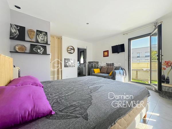 Vous recherchez une maison récente, lumineuse et peu énergivore, à proximité des commodités de Castelnau-le-Lez ? Découvrez cette villa contemporaine construite en 2018, offrant 117 m² habitables répartis sur deux niveaux.

Au rez-de-chaussée, l’entrée dessert une agréable pièce de vie de près de 39 m², baignée de lumière grâce à ses larges ouvertures sur le jardin. Le salon-séjour se prolonge par une cuisine ouverte avec bar, créant un espace convivial et fonctionnel. Ce niveau accueille également une chambre, une salle d’eau et des WC.

À l’étage, vous trouverez trois chambres confortables, deux salles d'eau supplémentaires, dont une spacieuse suite parentale de 17 m² ouvrant sur une terrasse privative.

À l’extérieur, le jardin facile d’entretien permet de profiter pleinement des beaux jours, tandis qu’un espace couvert facilite le stationnement des véhicules. Une cave de plus de 15 m² apporte un espace de rangement appréciable.

La maison bénéficie de prestations modernes pensées pour le confort quotidien et la maîtrise des consommations : classe énergétique A, climatisation réversible et panneaux photovoltaïques en autoconsommation.

Elle est facilement divisible en plusieurs espaces distincts et autonomes, que ce soit pour un projet familial, locatif ou pour exercer une activité libérale au rez-de-chaussée.

Commerces, établissements scolaires, tramway et principaux axes de circulation sont rapidement accessibles.

Les atouts :

  • Construction récente de 2018
  • DPE classé A
  • Belle pièce de vie lumineuse
  • Quatre chambres, dont une au rez-de-chaussée et une suite avec terrasse
  • Trois salles d’eau, trois WC au total, dont un séparé au rez-de-chaussée
  • Jardin et terrasse à l’étage
  • Climatisation réversible
  • Panneaux photovoltaïques
  • Cave de plus de 15 m²
  • Stationnement couvert 2 places

En bonus : logement vendu entièrement meublé et équipé, on pose ses valises ! 

Une maison familiale moderne avec une seule mitoyenneté, confortable et peu énergivore, prête à accueillir ses nouveaux propriétaires.

Chers consœurs et confrères : je suis ouvert au partage, n’hésitez pas ;)

⸻

📞 Intéressé(e) ?

🎥 Accédez à la Visite virtuelle 360° depuis l'annonce pour une découverte immersive en toute autonomie.
Contactez Damien GREMBER – BSK Immobilier pour tout renseignement ou pour une visite sur place.