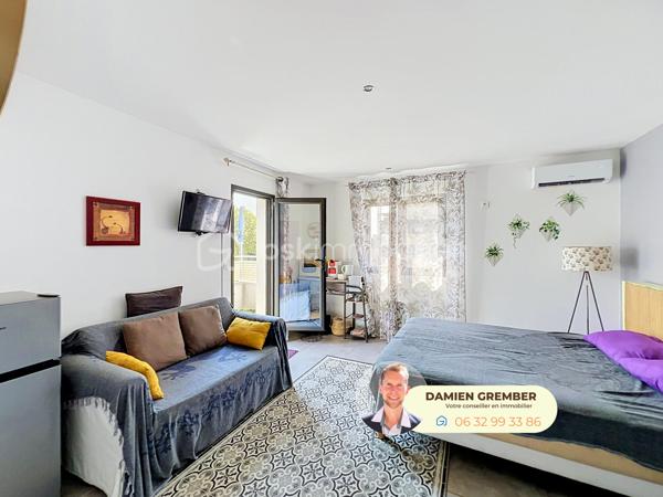 Vous recherchez une maison récente, lumineuse et peu énergivore, à proximité des commodités de Castelnau-le-Lez ? Découvrez cette villa contemporaine construite en 2018, offrant 117 m² habitables répartis sur deux niveaux.

Au rez-de-chaussée, l’entrée dessert une agréable pièce de vie de près de 39 m², baignée de lumière grâce à ses larges ouvertures sur le jardin. Le salon-séjour se prolonge par une cuisine ouverte avec bar, créant un espace convivial et fonctionnel. Ce niveau accueille également une chambre, une salle d’eau et des WC.

À l’étage, vous trouverez trois chambres confortables, deux salles d'eau supplémentaires, dont une spacieuse suite parentale de 17 m² ouvrant sur une terrasse privative.

À l’extérieur, le jardin facile d’entretien permet de profiter pleinement des beaux jours, tandis qu’un espace couvert facilite le stationnement des véhicules. Une cave de plus de 15 m² apporte un espace de rangement appréciable.

La maison bénéficie de prestations modernes pensées pour le confort quotidien et la maîtrise des consommations : classe énergétique A, climatisation réversible et panneaux photovoltaïques en autoconsommation.

Elle est facilement divisible en plusieurs espaces distincts et autonomes, que ce soit pour un projet familial, locatif ou pour exercer une activité libérale au rez-de-chaussée.

Commerces, établissements scolaires, tramway et principaux axes de circulation sont rapidement accessibles.

Les atouts :

  • Construction récente de 2018
  • DPE classé A
  • Belle pièce de vie lumineuse
  • Quatre chambres, dont une au rez-de-chaussée et une suite avec terrasse
  • Trois salles d’eau, trois WC au total, dont un séparé au rez-de-chaussée
  • Jardin et terrasse à l’étage
  • Climatisation réversible
  • Panneaux photovoltaïques
  • Cave de plus de 15 m²
  • Stationnement couvert 2 places

En bonus : logement vendu entièrement meublé et équipé, on pose ses valises ! 

Une maison familiale moderne avec une seule mitoyenneté, confortable et peu énergivore, prête à accueillir ses nouveaux propriétaires.

Chers consœurs et confrères : je suis ouvert au partage, n’hésitez pas ;)

⸻

📞 Intéressé(e) ?

🎥 Accédez à la Visite virtuelle 360° depuis l'annonce pour une découverte immersive en toute autonomie.
Contactez Damien GREMBER – BSK Immobilier pour tout renseignement ou pour une visite sur place.