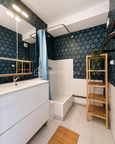 Entre pinède et Méditerranée, choisissez bien plus qu'un appartement : choisissez un art de vivre.
Il y a des résidences que l'on choisit pour leur emplacement. Fleurie 1 en fait partie.

Nichée entre la pinède et la mer, au cœur du quartier recherché de la Petite Motte, cette résidence offre un environnement privilégié où la nature accompagne le quotidien. En quelques minutes à pied, vous rejoignez la plage du Couchant, tandis que les allées ombragées de la pinède invitent aux promenades, au footing, aux balades à vélo ou tout simplement à la lecture, installé sous les pins dans l'un des deux parcs voisins.
Ici, tout est pensé pour profiter d'une vie simple et agréable : Super U, boulangerie, pharmacie, cabinet infirmier, commerces de proximité, écoles, équipements sportifs et transports sont accessibles à pied. Plus besoin de prendre la voiture pour les gestes du quotidien.
Contrairement à certaines résidences essentiellement occupées en période estivale, Fleurie 1 est une résidence qui vit toute l'année. Une partie importante des copropriétaires y réside en permanence, créant une atmosphère conviviale, rassurante et agréable à vivre en toute saison.
La résidence dispose d'une piscine ouverte du 1er mai au 30 Sept, d'un ascenseur monte-charges très pratique pour les courses, les bagages ou les travaux d'aménagement, d'espaces verts entretenus et d'un parking privatif.
L'appartement développe environ 32 m² et comprend une chambre indépendante, une cabine, un séjour lumineux ouvrant sur une loggia, une cuisine, une salle d'eau, des WC séparés ainsi qu'une place de parking privative.
Fonctionnel en l'état, il offre surtout l'opportunité de créer un intérieur à votre image. Une projection d'aménagement peut vous être proposée afin de vous aider à révéler tout son potentiel.

Les appartements se rénovent. Un emplacement comme celui-ci, entre pinède et Méditerranée, reste un privilège durable.
Les propriétaires restent à l'écoute de toute proposition sérieuse.
Ici, vous n'achetez pas seulement un appartement. Vous choisissez un environnement où la mer, la nature et la convivialité se vivent au quotidien.
Un intérieur se transforme. Une belle adresse se choisit !